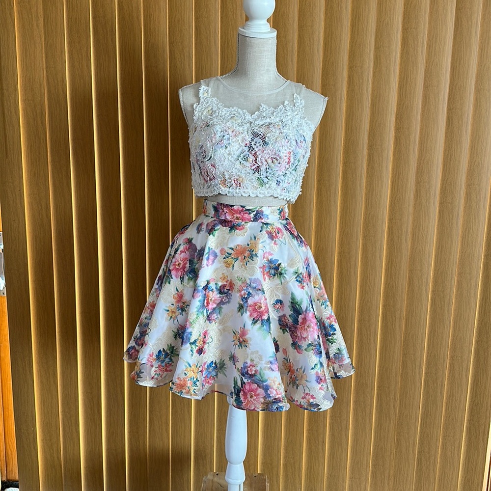 Floral, Chicas 2 piece formal size xs